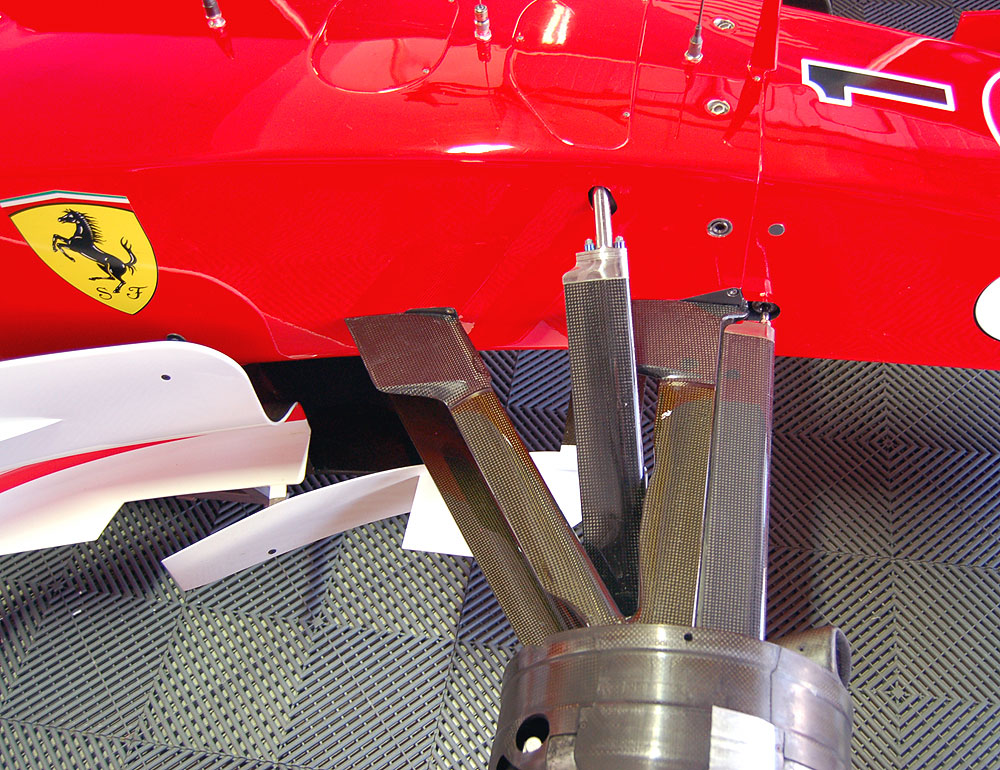MAQUETTE FERRARI F2003GA 1/20 avec differents accessoires d